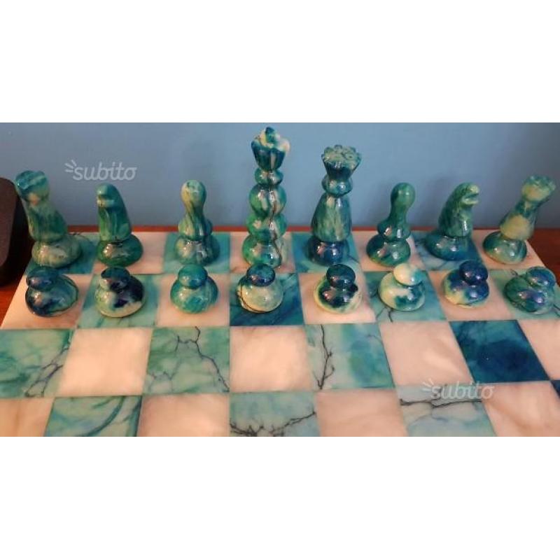 Scacchiera e scacchi in marmo bianco e blu
