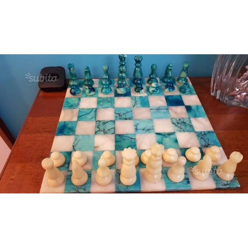 Scacchiera e scacchi in marmo bianco e blu