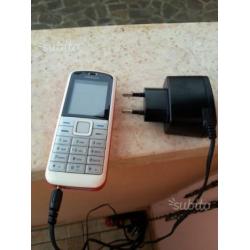 Telefono cellulare con carica batteria