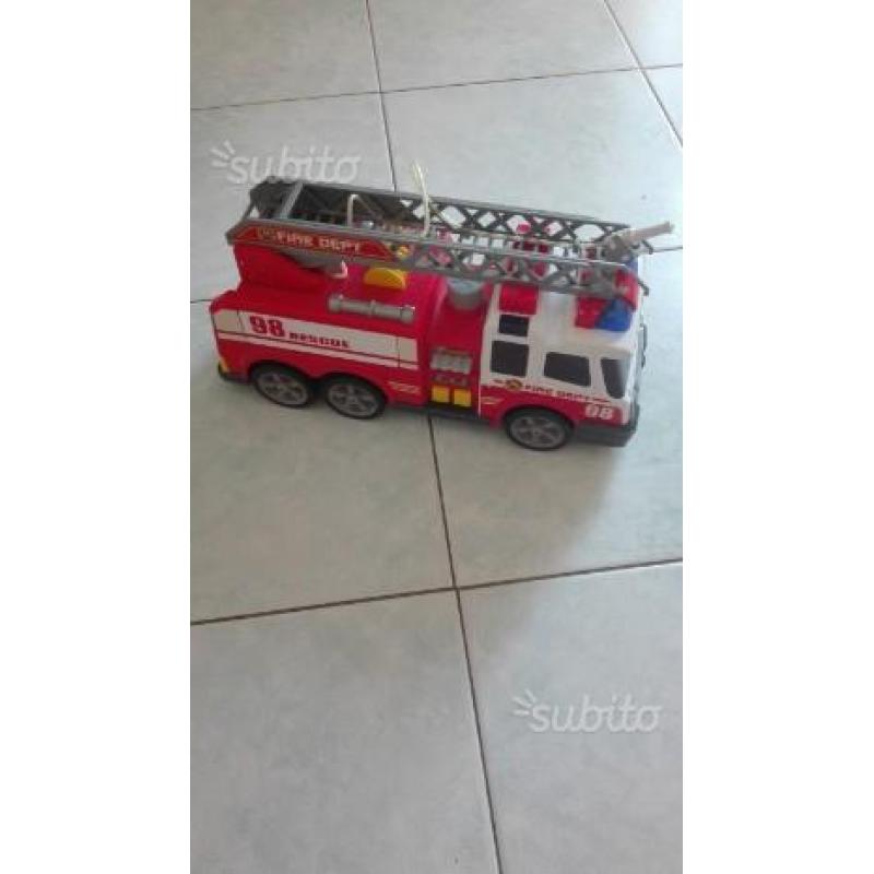 Camion vigili del fuoco spruzza